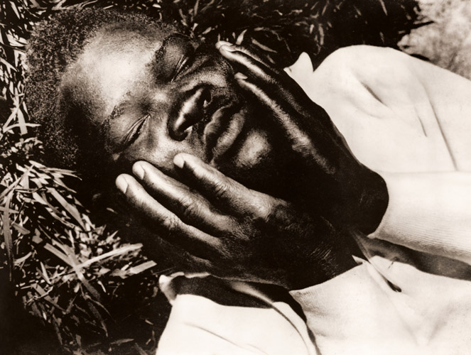 草の中で眠るニグロの男 [コンスーラ・カネーガ, 日本カメラ 1955年5月号より] パブリックドメイン画像 