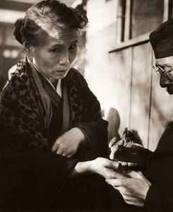 Palmistry [Teijiro Onoda,  from Nippon Camera May 1955] Thumbnail Images