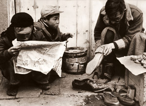 街の一隅にて [原正治, 日本カメラ 1955年5月号より]のサムネイル画像
