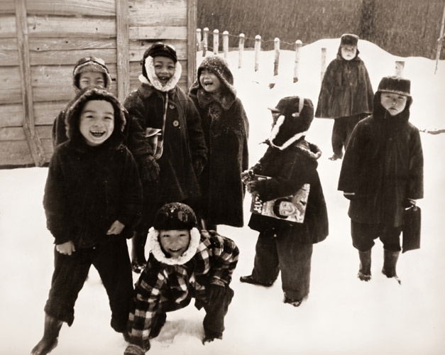 雪国の子供達 [山浦正, 日本カメラ 1955年5月号より] パブリックドメイン画像 