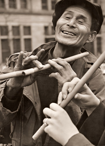 外人相手の笛売り 鳴った、鳴った [荒井覚, 日本カメラ 1955年5月号より] パブリックドメイン画像 