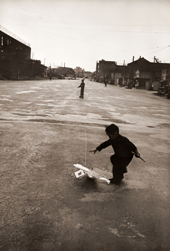 凧 [土門拳, 日本カメラ 1955年5月号より] パブリックドメイン画像 