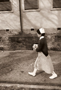 見習看護婦 [土門拳, 日本カメラ 1955年4月号より]のサムネイル画像