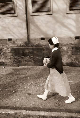 見習看護婦 [土門拳, 日本カメラ 1955年5月号より] パブリックドメイン画像 