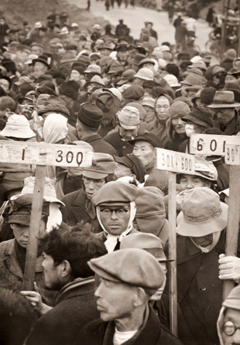 職を求める民衆 [田村茂, 日本カメラ 1955年5月号より] パブリックドメイン画像 