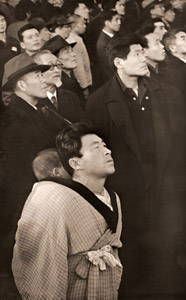 速報板を見る民衆 [田村茂, 日本カメラ 1955年4月号より]のサムネイル画像