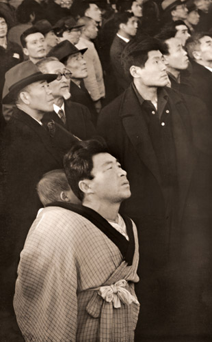 速報板を見る民衆 [田村茂, 日本カメラ 1955年5月号より] パブリックドメイン画像 
