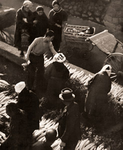 市場の朝 [笠井鐵雄, 1935年, アサヒカメラ 1936年2月号より]のサムネイル画像