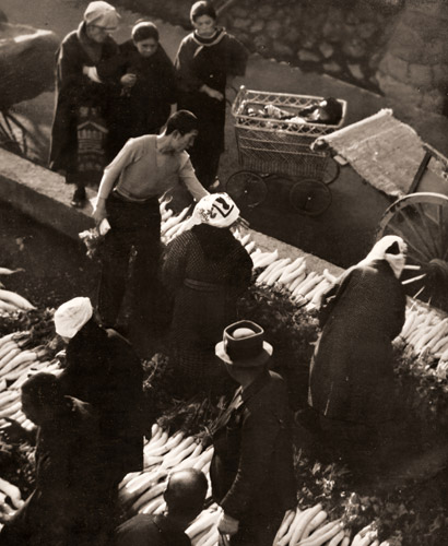 市場の朝 [笠井鐵雄, 1935年, アサヒカメラ 1936年2月号より] パブリックドメイン画像 