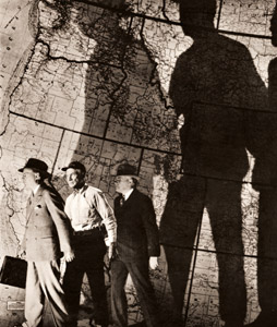 無題（地図の前の男性） [ラルフ・ヤング, アサヒカメラ 1936年2月号より]のサムネイル画像