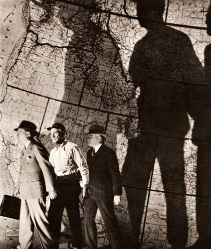 無題（地図の前の男性） [ラルフ・ヤング, アサヒカメラ 1936年2月号より] パブリックドメイン画像 