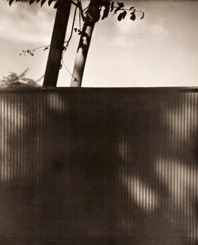 トタンの塀 [福原路草, アサヒカメラ 1937年4月号より] パブリックドメイン画像 