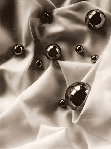 無題（布の上の玉） [清瀨年治, アサヒカメラ 1937年4月号より] パブリックドメイン画像 