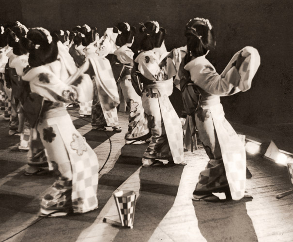 春の踊り [鹿野寧, アサヒカメラ 1937年4月号より] パブリックドメイン画像 