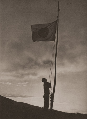 国旗のある風景 [奥西二郞, アサヒカメラ 1939年9月号より] パブリックドメイン画像 