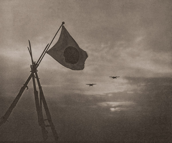 国旗のある風景 [渡邊秀太郞, アサヒカメラ 1939年9月号より] パブリックドメイン画像 