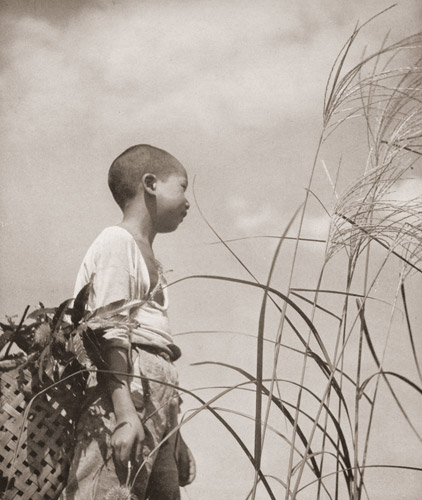 栗籠の子供 [川上勝彦, アサヒカメラ 1939年9月号より] パブリックドメイン画像 