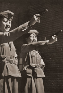 満蒙支点描 姑娘の鉄道警務手 [堀野正雄, アサヒカメラ 1939年9月号より]のサムネイル画像