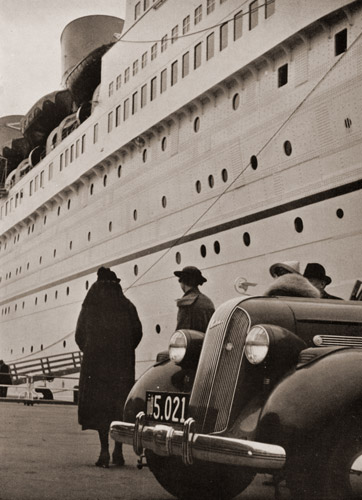 観光船の人々 [原詢之助, アサヒカメラ 1936年6月号より] パブリックドメイン画像 