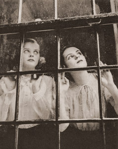 無題（窓辺の二人の女性） [アルフレット・エイゼンスタード, アサヒカメラ 1936年6月号より]のサムネイル画像