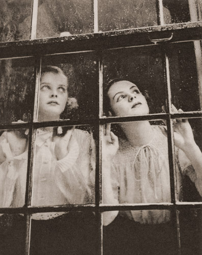 無題（窓辺の二人の女性） [アルフレット・エイゼンスタード, アサヒカメラ 1936年6月号より] パブリックドメイン画像 