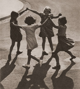 無題(手をつないで回る4人の女の子） [フリッツ・ウアグナー, アサヒカメラ 1936年6月号より]のサムネイル画像