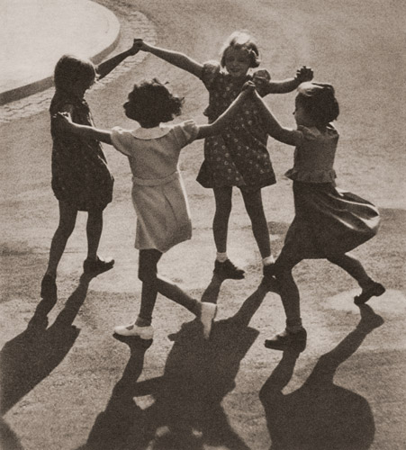 無題（手をつないで回る4人の女の子） [フリッツ・ワグナー, アサヒカメラ 1936年6月号より] パブリックドメイン画像 