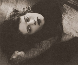 習作（横たわる外国人女性） [中山岩太, 1936年, アサヒカメラ 1936年6月号より]のサムネイル画像