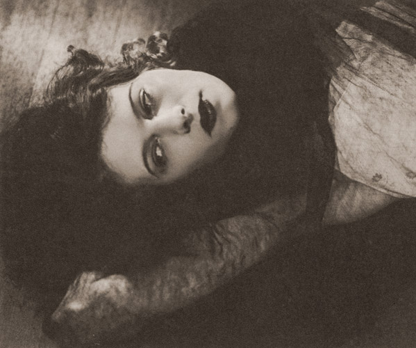 習作（横たわる外国人女性） [中山岩太, 1936年, アサヒカメラ 1936年6
