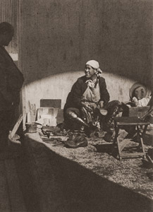 裏町の靴直し [桑原甲子雄, 1935年, アサヒカメラ 1936年6月号より]のサムネイル画像