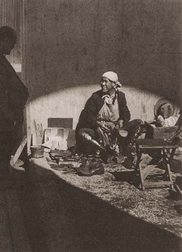 裏町の靴直し [桑原甲子雄, 1935年, アサヒカメラ 1936年6月号より] パブリックドメイン画像 
