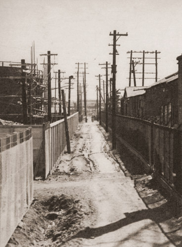 横町 [福原路草, 1936年, アサヒカメラ 1936年6月号より] パブリックドメイン画像 