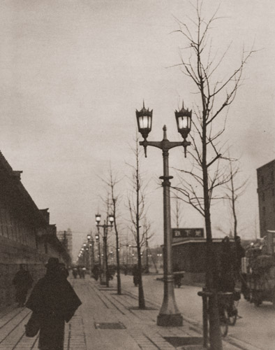 灯ともし頃 [ハナヤ勘兵衛, 1936年, アサヒカメラ 1936年6月号より] パブリックドメイン画像 
