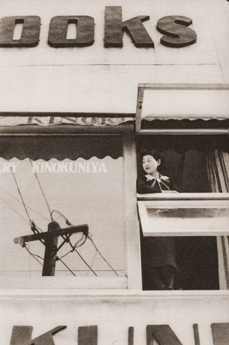 建物と少女 [矢野修二, 1936年, アサヒカメラ 1936年6月号より] パブリックドメイン画像 