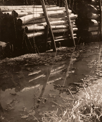 無題（木材と川の風景） [森岡守次, アサヒカメラ 1938年5月号より] パブリックドメイン画像 