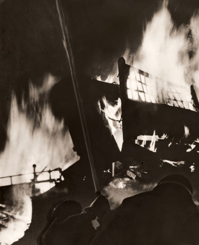 火災 [重良光, アサヒカメラ 1938年5月号より] パブリックドメイン画像 