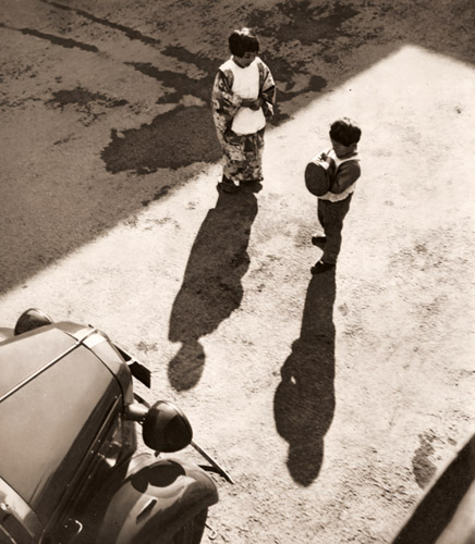 子供と自動車 [布施谷永太郎, アサヒカメラ 1938年5月号より] パブリックドメイン画像 