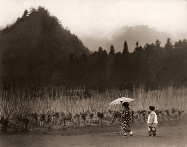 畦行く子供 [名倉英二, アサヒカメラ 1938年5月号より] パブリックドメイン画像 