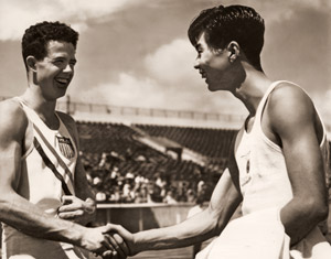 大地に踊る若人 日米対抗陸上競技から 相見る両雄 [中山登, アサヒカメラ 1938年5月号より]のサムネイル画像