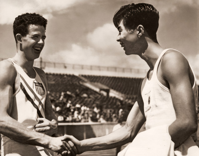 大地に踊る若人 日米対抗陸上競技から 相見る両雄 [中山登, アサヒカメラ 1938年5月号より] パブリックドメイン画像 