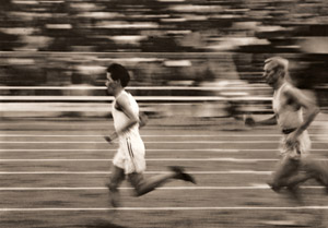 大地に踊る若人 日米対抗陸上競技から ムラコソトップ [安井仲治, アサヒカメラ 1938年5月号より]のサムネイル画像