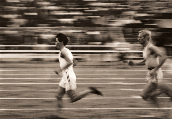 大地に踊る若人 日米対抗陸上競技から ムラコソトップ [安井仲治, アサヒカメラ 1938年5月号より] パブリックドメイン画像 