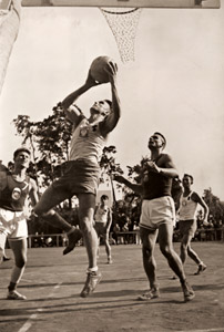 バスケットボール（ポーランド×ラトピア） [パウル・ヴォルフ, 1936年, ライカによる第十一回伯林オリムピック写真集より]のサムネイル画像