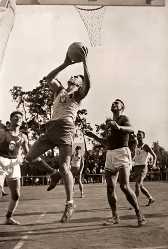 バスケットボール（ポーランド×ラトピア） [パウル・ヴォルフ, 1936年, ライカによる第十一回伯林オリムピック写真集より] パブリックドメイン画像 