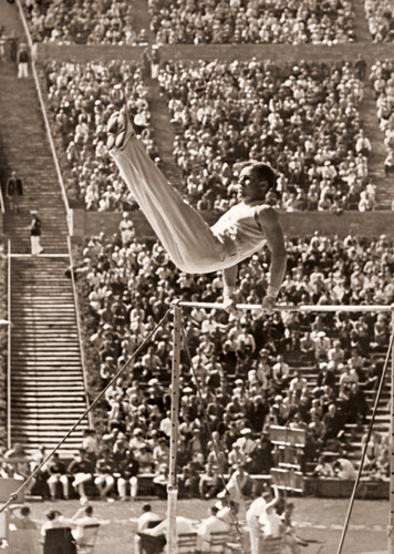 器械体操、鉄棒 [パウル・ヴォルフ, 1936年, ライカによる第十一回伯林オリムピック写真集より] パブリックドメイン画像 