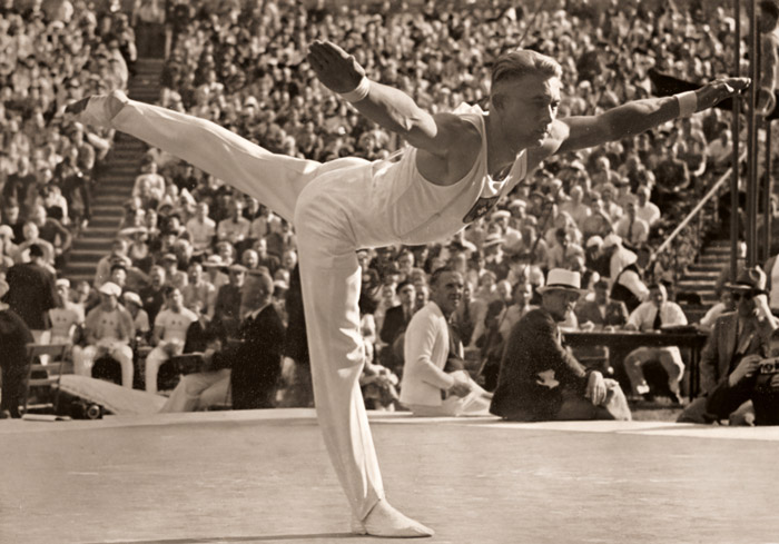 徒手体操、平均運動 [パウル・ヴォルフ, 1936年, ライカによる第十一回伯林オリムピック写真集より] パブリックドメイン画像 