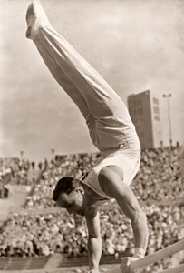 器械体操、平行棒上倒立 [パウル・ヴォルフ, 1936年, ライカによる第十一回伯林オリムピック写真集より]のサムネイル画像