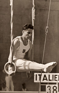 器械体操、吊り輪 [パウル・ヴォルフ, 1936年, ライカによる第十一回伯林オリムピック写真集より]のサムネイル画像