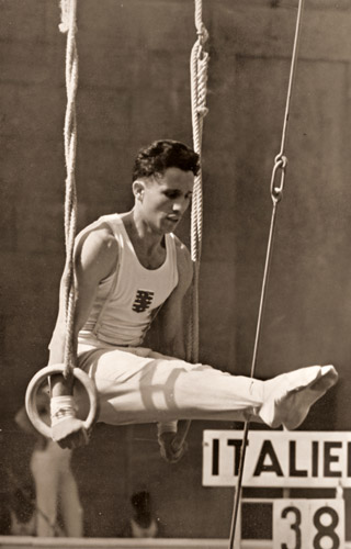 器械体操、吊り輪 [パウル・ヴォルフ, 1936年, ライカによる第十一回伯林オリムピック写真集より] パブリックドメイン画像 