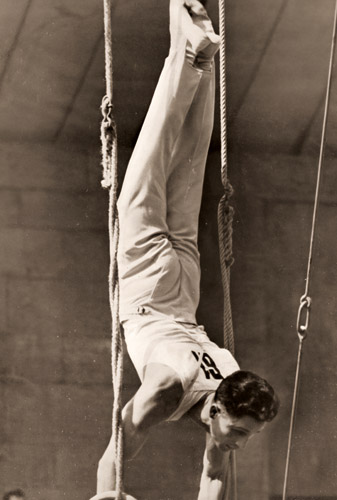 器械体操、吊り輪倒立 [パウル・ヴォルフ, 1936年, ライカによる第十一回伯林オリムピック写真集より] パブリックドメイン画像 
